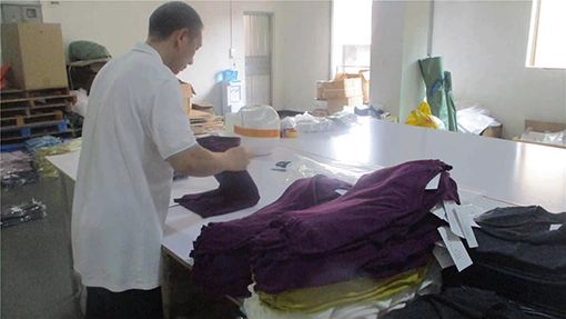 Контроль качества и упаковка шерстяных свитеров